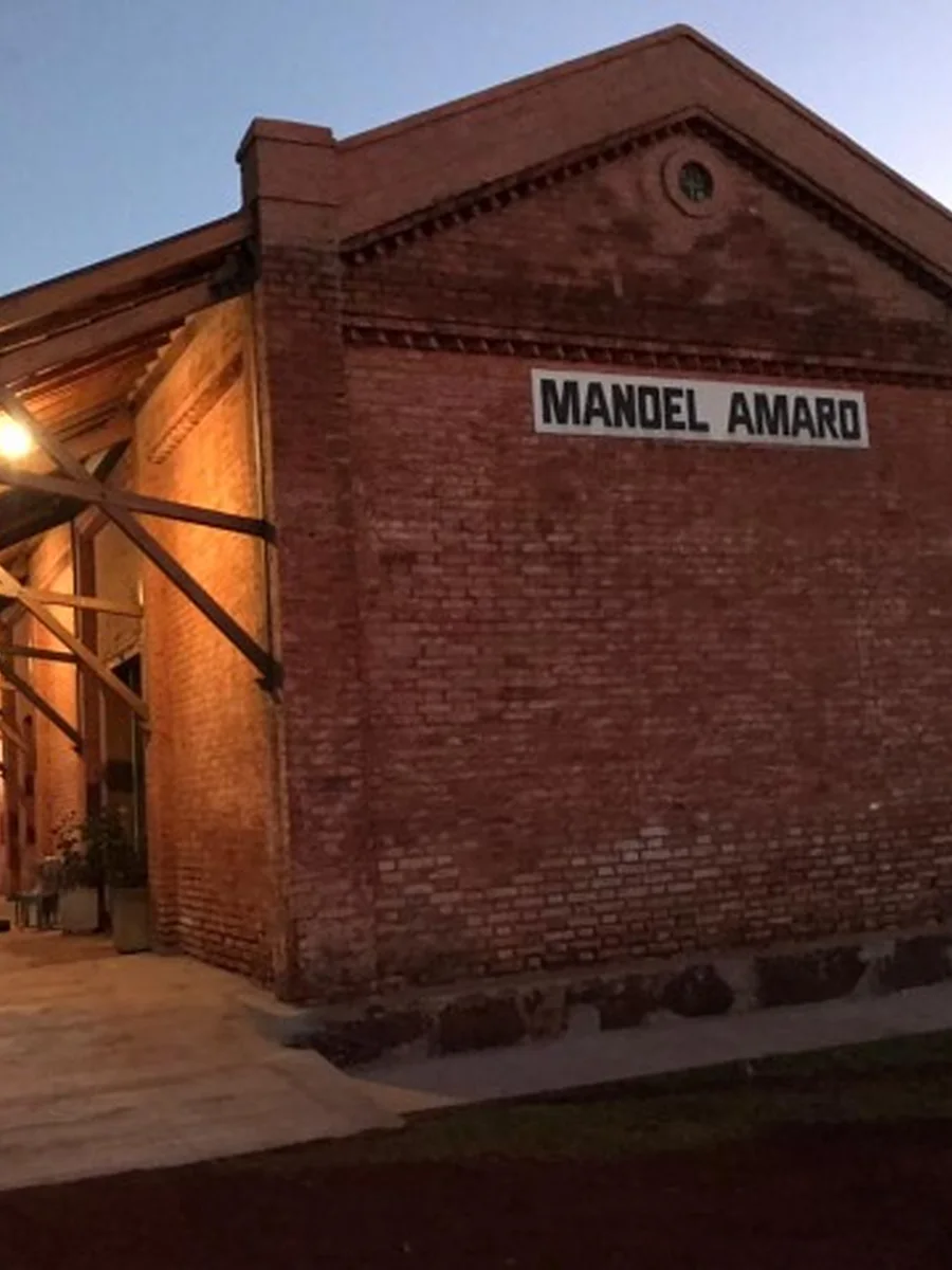 Estação Manoel Amaro iluminada ao entardecer