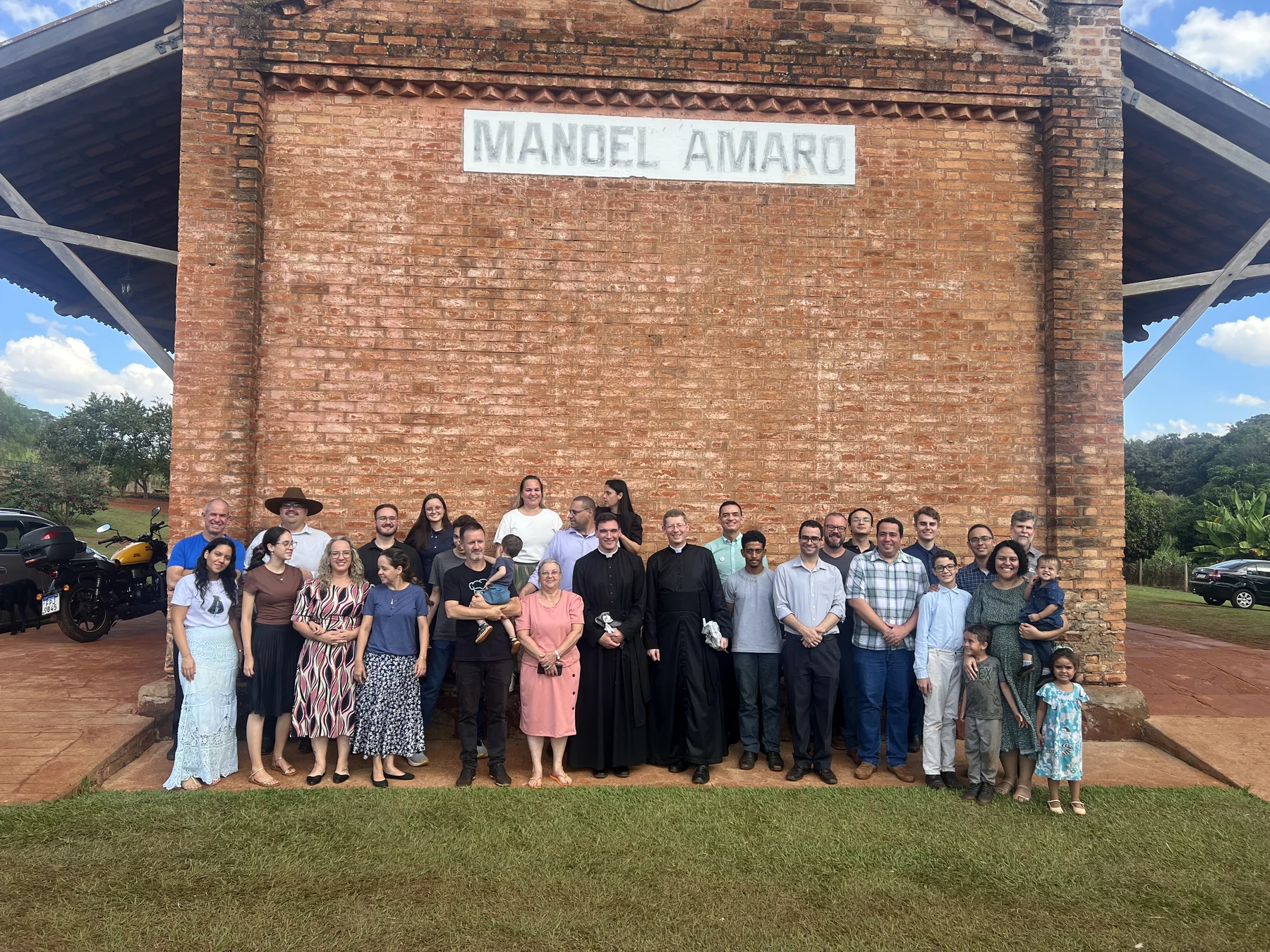 Fiéis e sacerdotes diante da Estação Manoel Amaro.